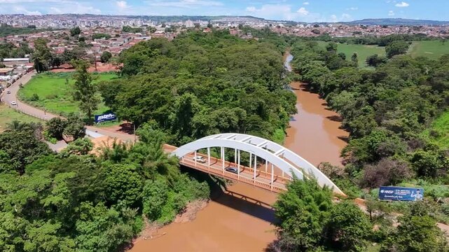 Filmagem a&eacute;rea da Ponte do Arco sob o Rio Parana&iacute;ba em Patos de Minas, Minas Gerais