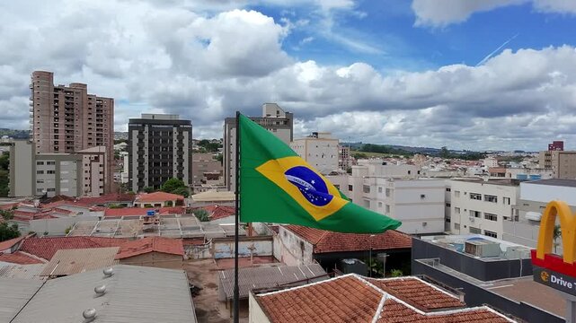 Bandeira nacional do Brasil hasteada em movimento
