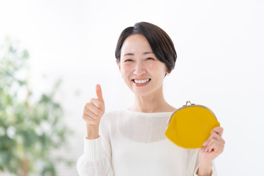 財布を持つ女性