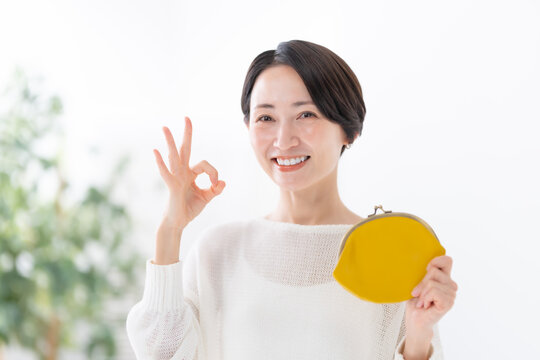 財布を持つ女性