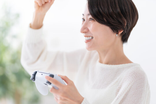 ゲームをする女性