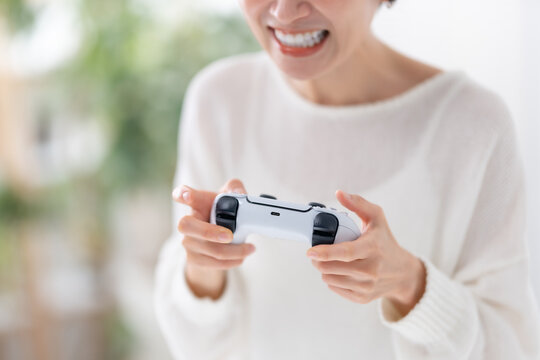 ゲームをする女性