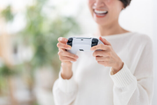ゲームをする女性