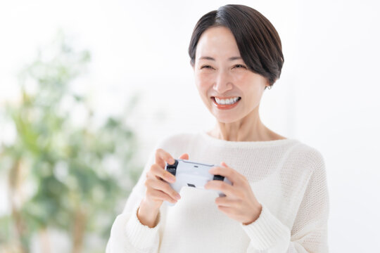 ゲームをする女性