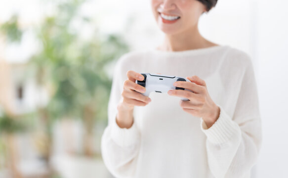 ゲームをする女性