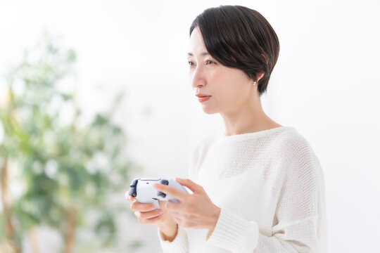 ゲームをする女性