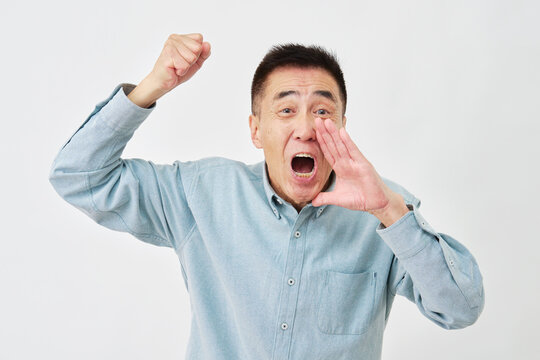 白背景で応援する男性