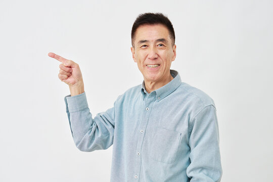 白背景で左を指す男性