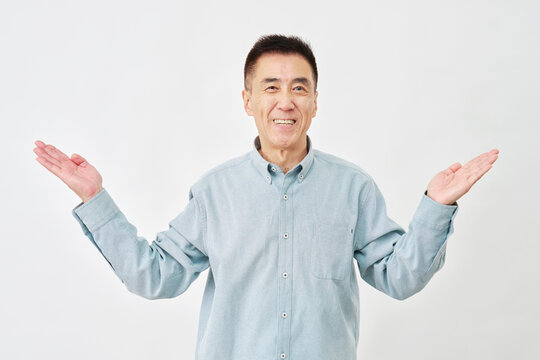 白背景で左右を案内する男性