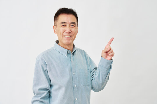 白背景で右側を指す男性