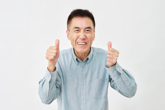 白背景でグッドサインの男性