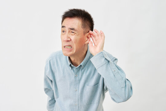 白背景で聞こえづらい男性