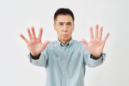 白背景でストップする男性