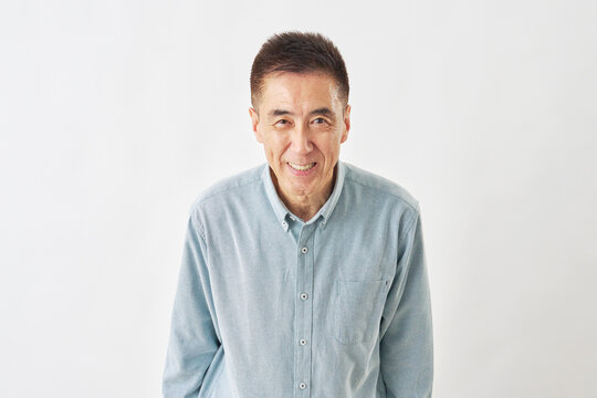 白背景でお辞儀する男性　カメラ目線