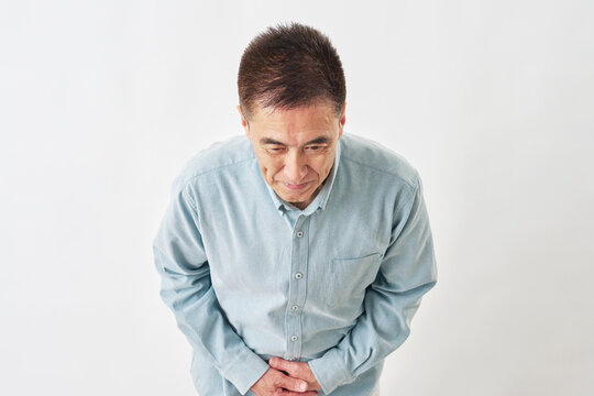 白背景でお辞儀する男性