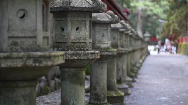 並んだ石灯籠