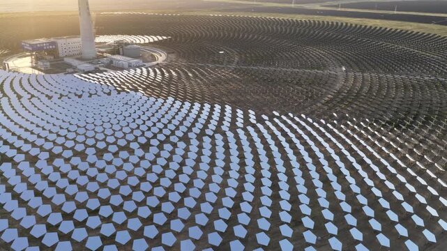 Hybrid power plant integrating concentrated solar power and photovoltaic power generation