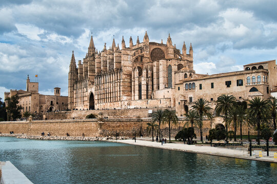 Historische Kathedrale von Mallorca im Sonnenlicht