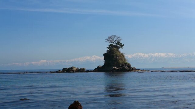 雨晴海岸と立山連峰