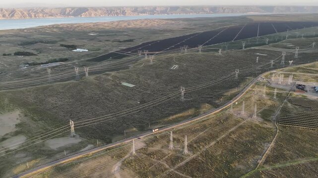 Hybrid power plant integrating concentrated solar power and photovoltaic power generation