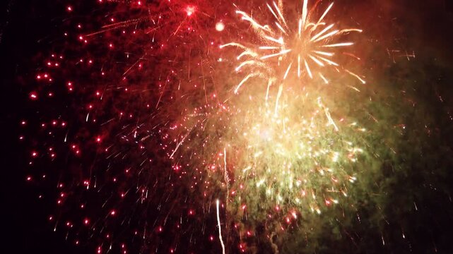 激しく連発する打ち上げ花火