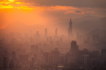 Fototapeta premium Taipei 101 skyline glowing in golden sunset haze