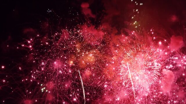 激しく連発する打ち上げ花火