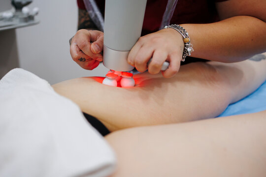 Client receiving body contouring treatment with modern technology