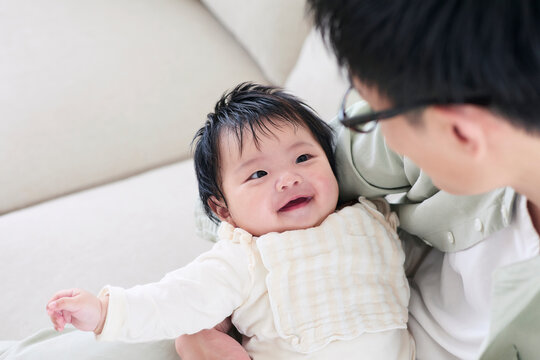 子供をあやす父親と赤ちゃん