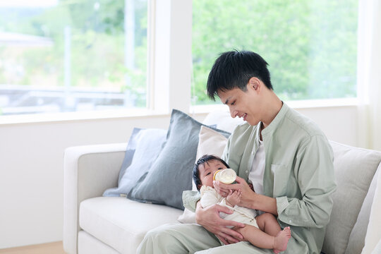 ミルクをあげる父親と赤ちゃん