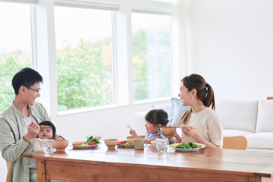 食事をする家族