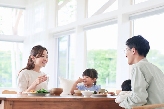 食事をする家族
