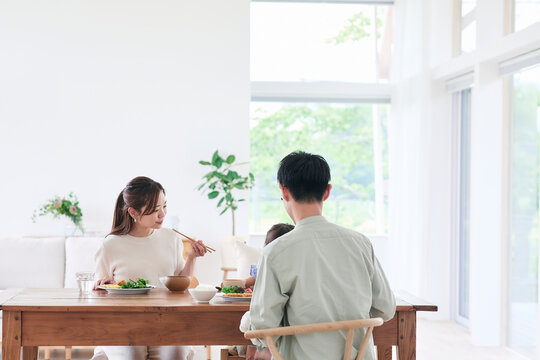 食事をする家族