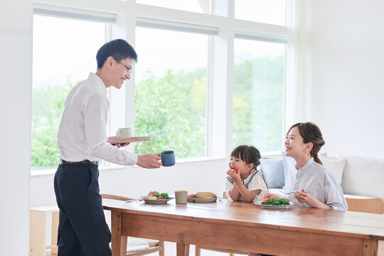食事をする家族