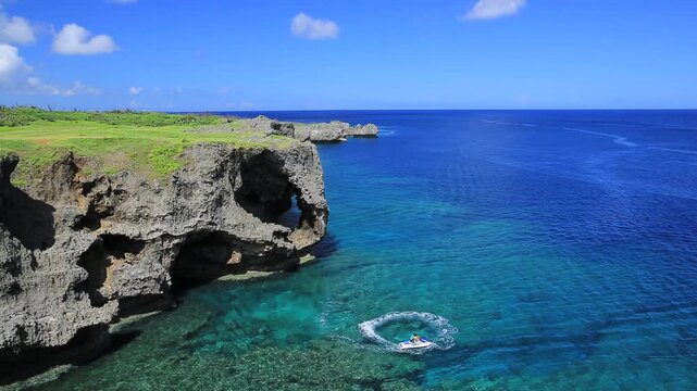 万座毛と海と積乱雲