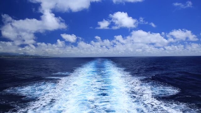船の航跡と海と空