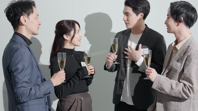 婚活パーティーで話す30代男女