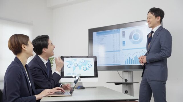 会議するビジネスマンたち