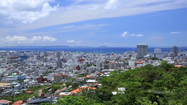 那覇市街と積乱雲