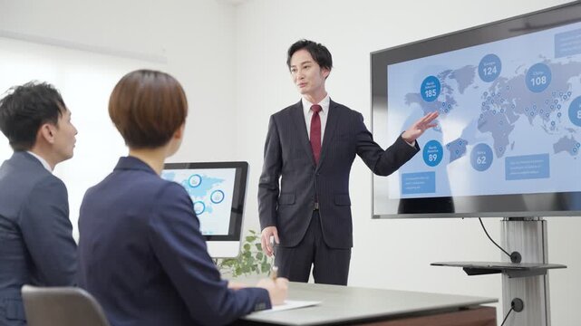 会議するビジネスマンたち