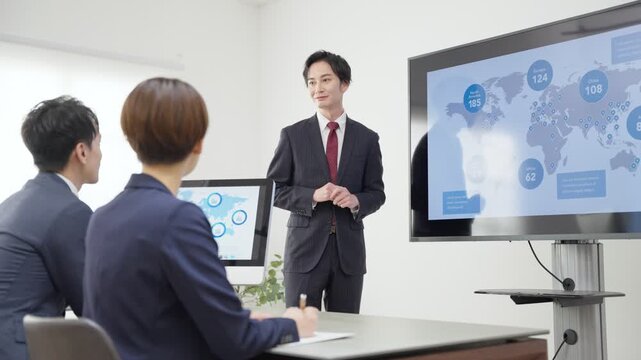 会議するビジネスマンたち
