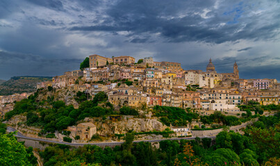 Obraz premium Dramatic ancient Italian hilltop town under moody overcast skies
