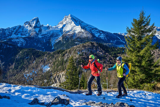 Couple hiking in the Berchtesgaden Alps at Gr�nstein
