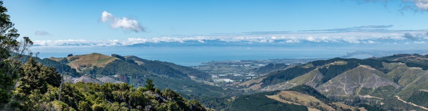 Hawkes Lookout, Takaka Hill, Tasman Bay, Tasman District, S&uuml;dinsel, Neuseeland, Panorama &uuml;ber Riwaka Valley und Motueka, Fuscospora solandri, Buchenwald