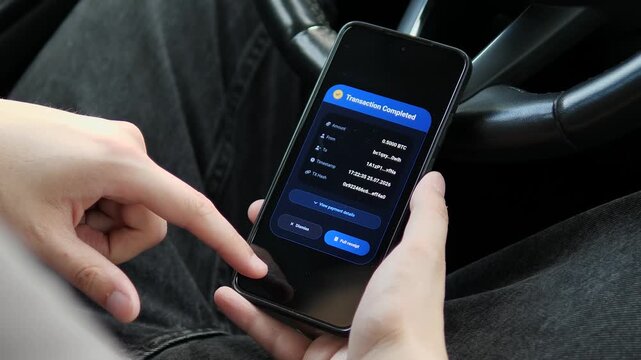 User reviews a completed Bitcoin transfer on a smartphone, highlighting blockchain payments, digital asset mobility and the growing shift toward decentralized finance.