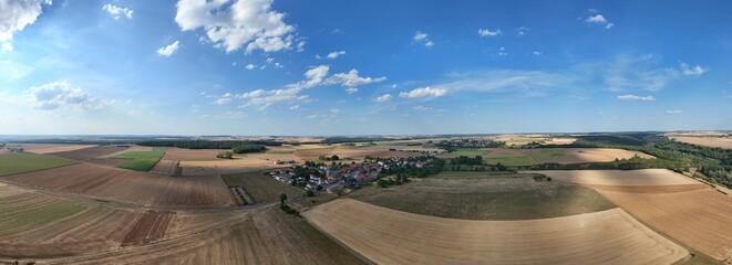 Fototapeta premium vue aérienne panoramique en Meurthe-et-Moselle, le village de Bazailles, entouré de champs et de forêt en août 2026. Lorraine, France