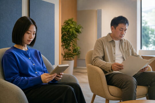 改修後の静音ラウンジを試す二人の社員