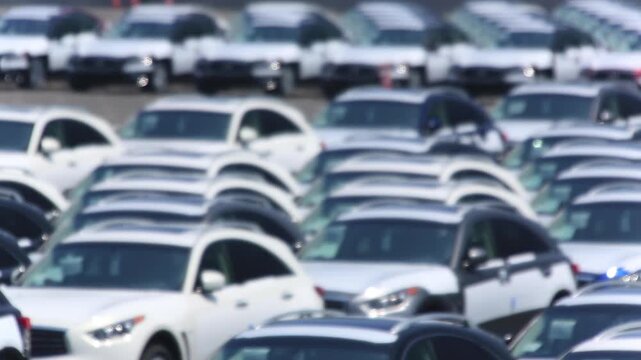 輸出を待つモータープールの車