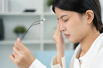 Eye problems, Asian women use hand cover eyes due to eye irritation, eye rubbing, dry, eye pain...