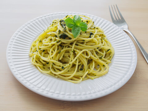 皿に盛りつけたジェノベーゼパスタ